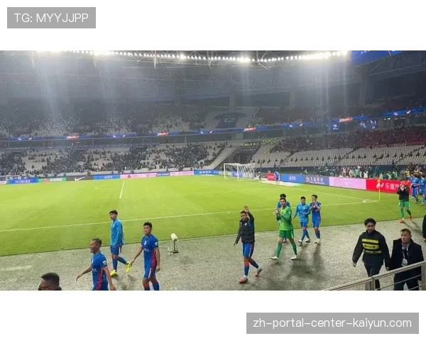 上海申花拉唐头球制胜 雨中鏖战展现战术韧性